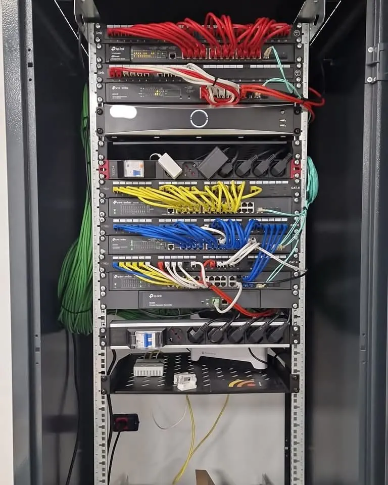 Armadio rack di rete con cavi divisi per colore