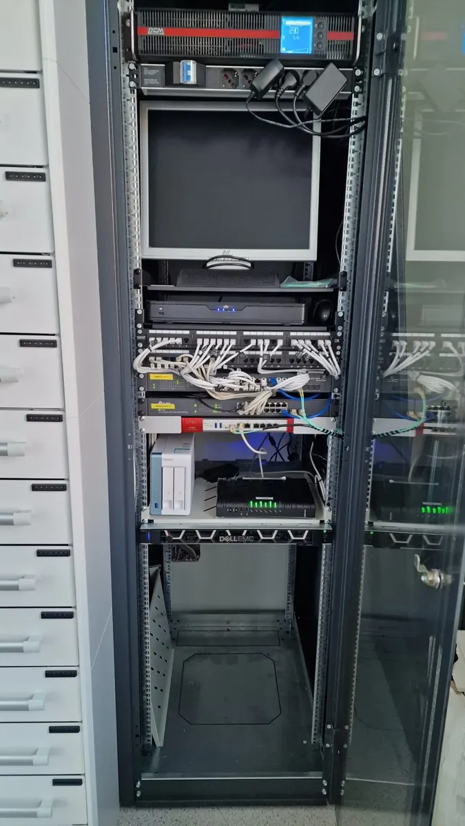 Armadio rack di rete con apparati e patch panel