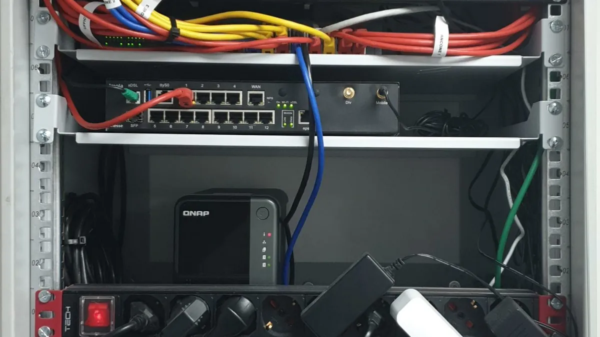 Backup aziendale: NAS per le copie di sicurezza installato nell'armadio di rete di un ufficio