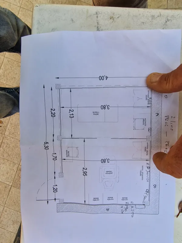Planimetria di uno studio con le misure e le annotazioni a mano, consultata durante un sopralluogo