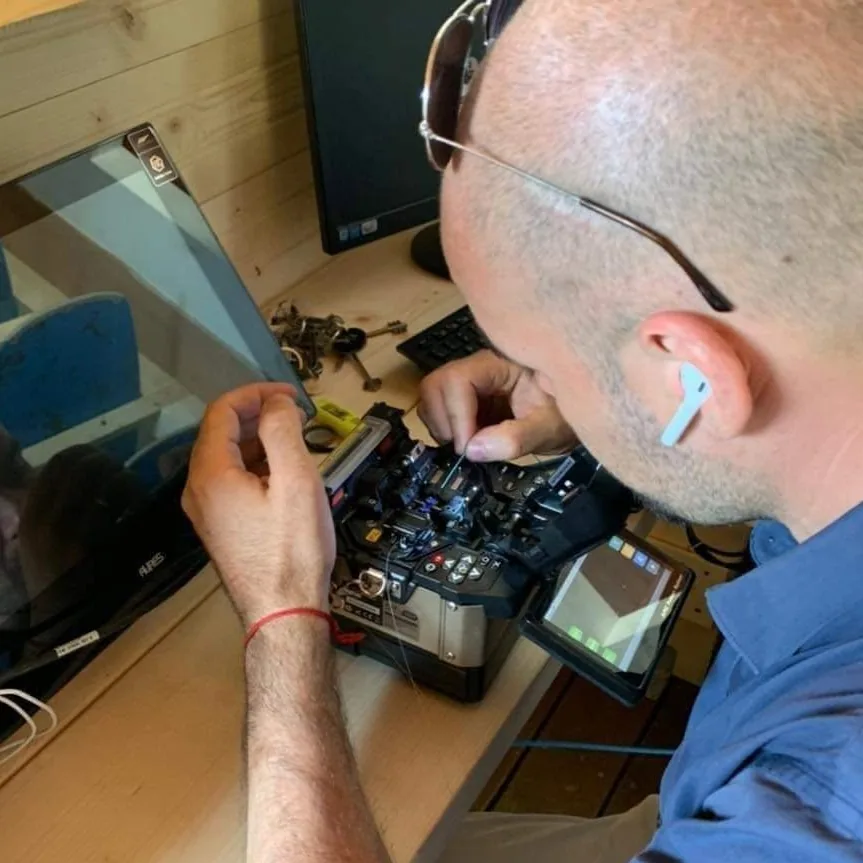 Daniele Sensi esegue una giunzione di fibra ottica con la giuntatrice a fusione di G&D