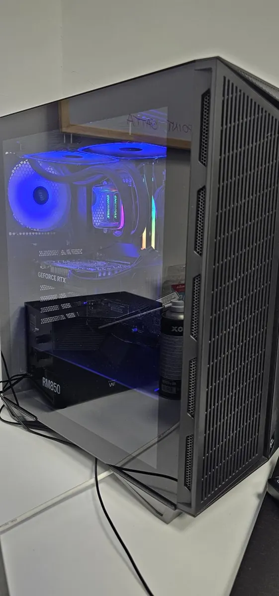 PC desktop assemblato su misura con case in vetro