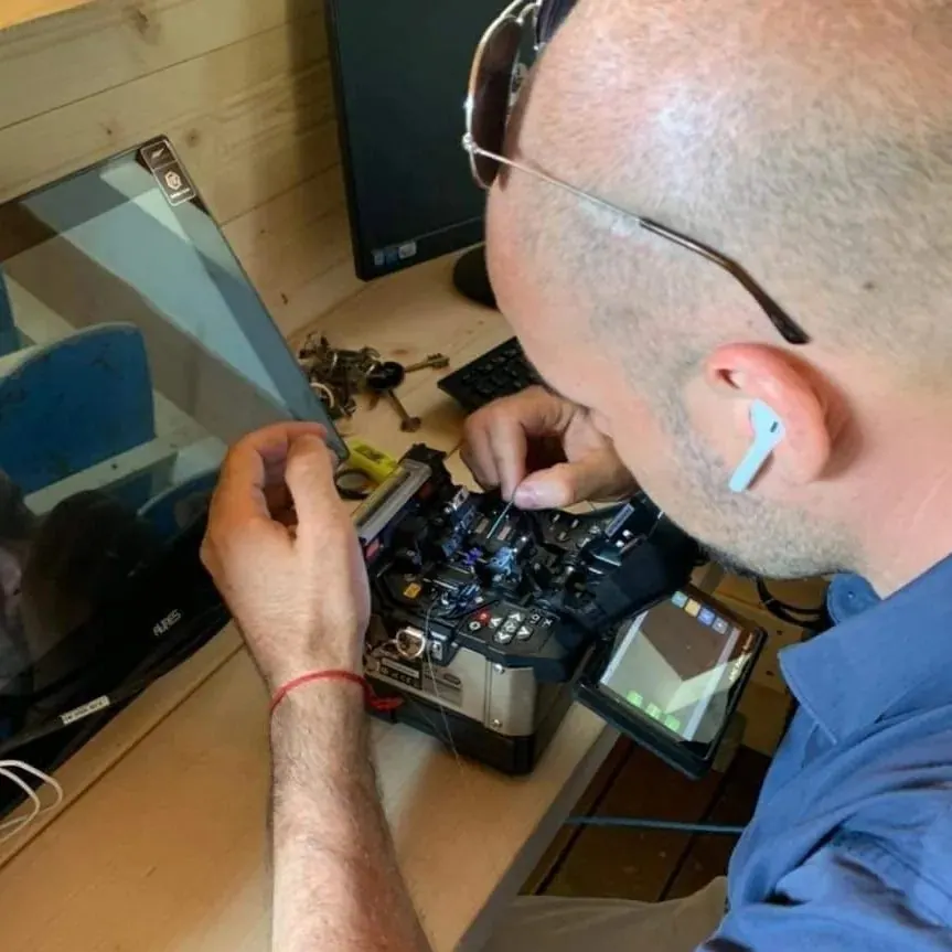 Daniele Sensi al lavoro su un apparato in laboratorio